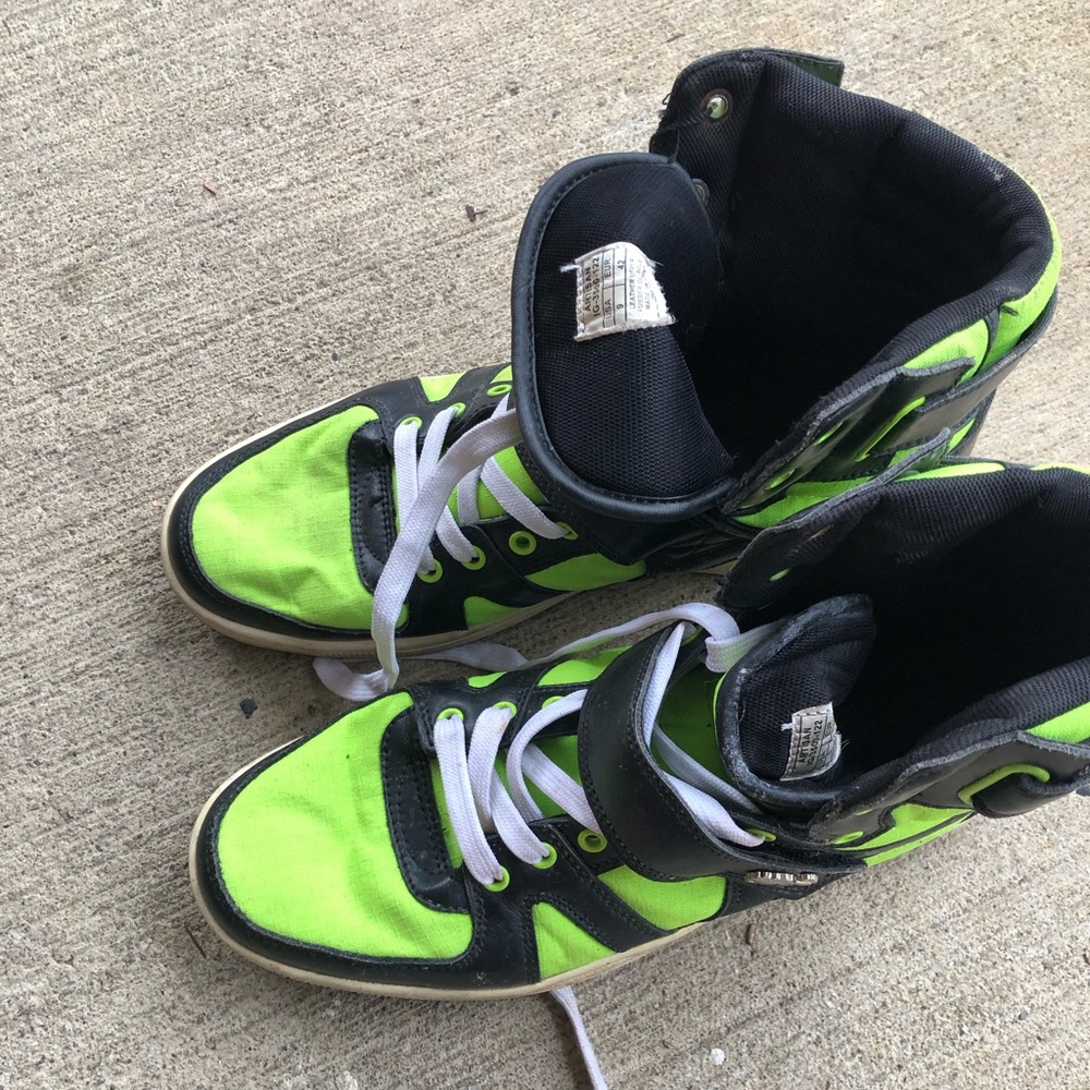 Shoe - Picture 2 of 3